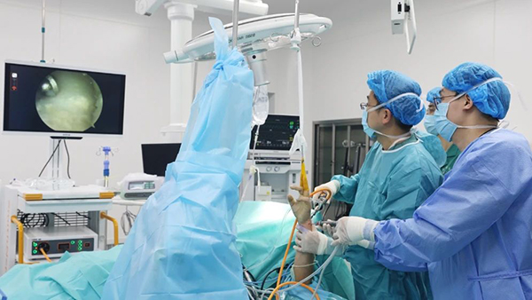 陈贤明团队手术中。重庆西区医院供图