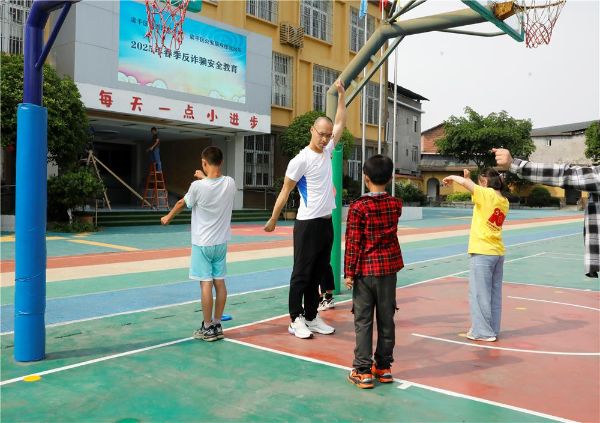 黄鹰带领孩子们锻炼。谭燕摄