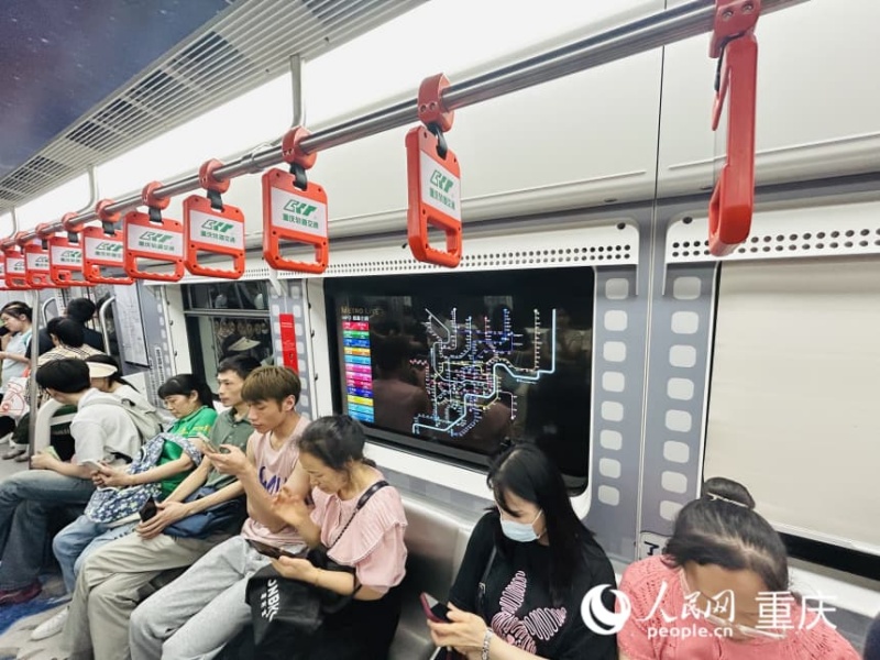 重庆轨道交通2号线列车车窗变身科技感显示屏。人民网记者 刘祎摄