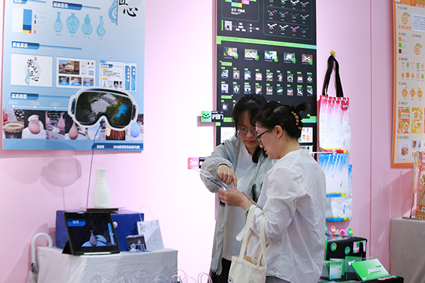 毕业展现场。张源摄