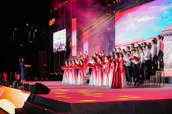 师生合唱团演出。重庆工贸职业技术学院供图