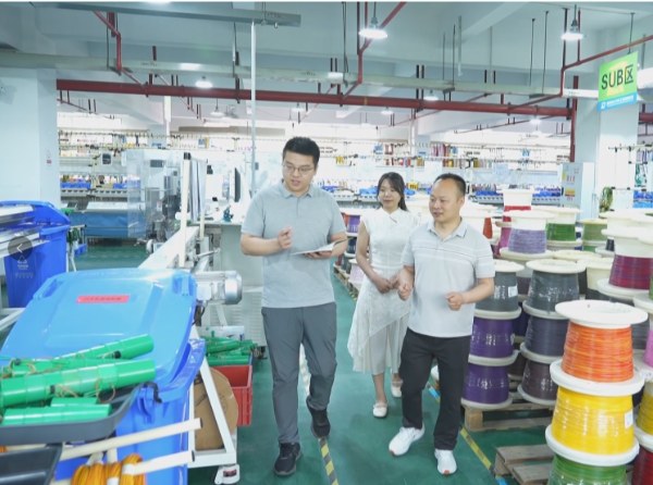 万州经开区企业专员走访企业了解需求。李泽鸿摄