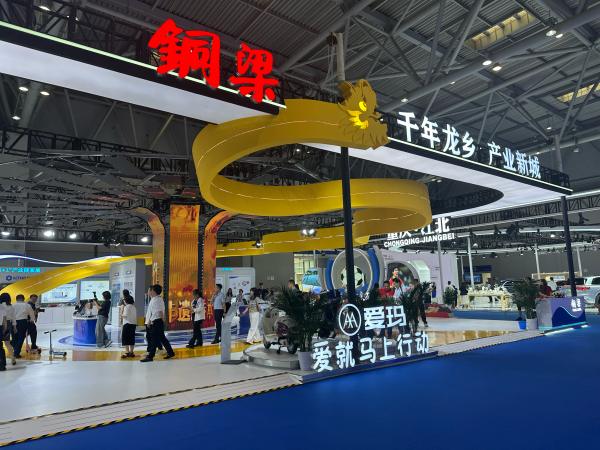 铜梁展厅吸引游客扎堆。黄亚辉摄