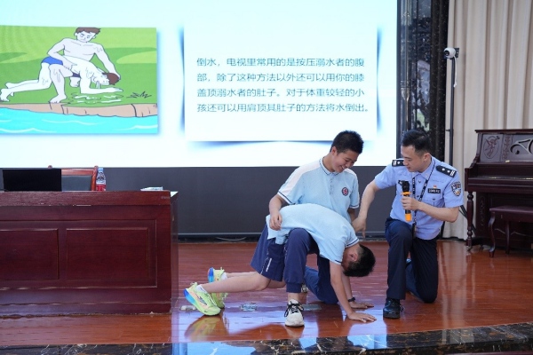 九龙坡区公安分局石坪桥派出所民警教授溺水急救知识。重庆市公安局治安管理总队供图