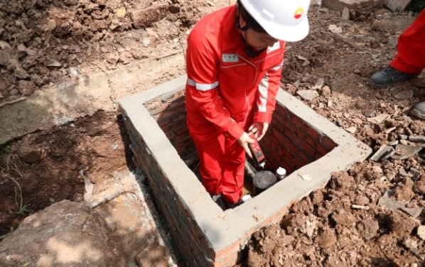 安装工程进行中。巴南区融媒体中心供图