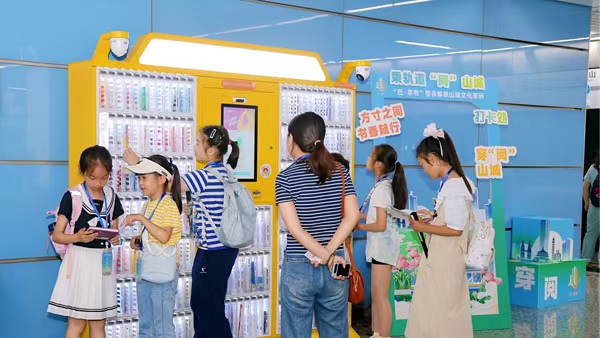 轨道交通上阅读。南岸区图书馆供图