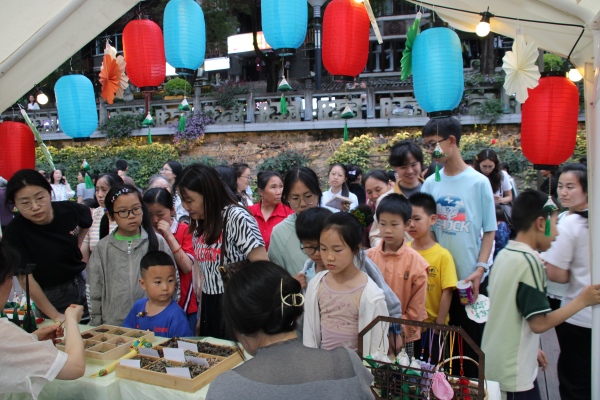 排队参与制作中药香囊。谭登帆摄