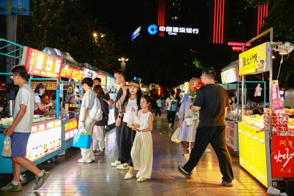 夜幕下的北泉夜市烟火气十足。 熊辉摄