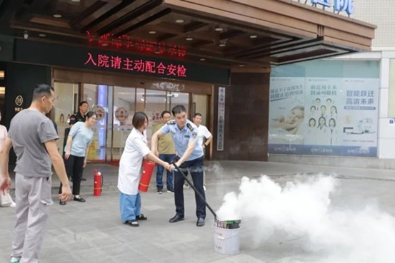 扑灭模拟“火源”。重庆渝州眼科医院供图
