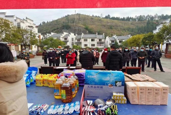 乡风文明积分兑换现场。凤鸣镇供图