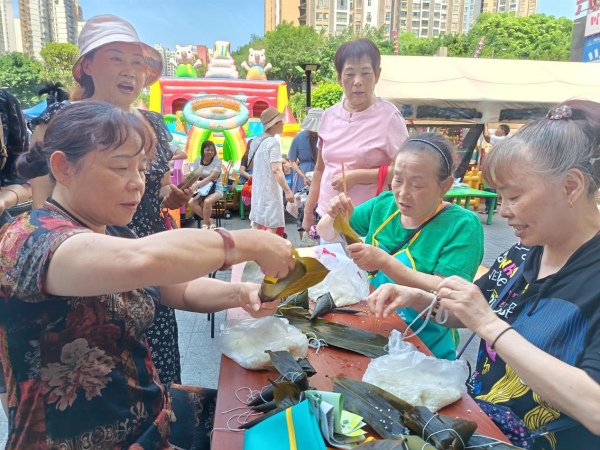 活动现场，街道议事代表与居民代表一同包制“廉心粽”。天竺路社区供图