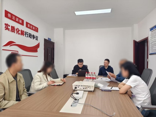 复议机构工作人员与调解员组织当事双方开展调解。北碚区司法局供图