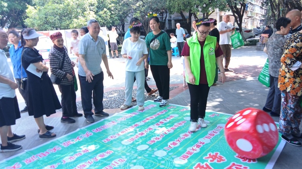 投骰子赢粽子游戏。龙山街道供图