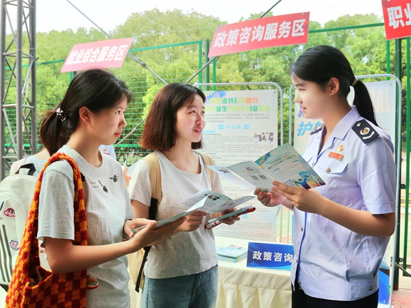 雙選會現場，永川區稅務局普法團隊為畢業生答疑解惑，宣傳政策。馬艷波攝