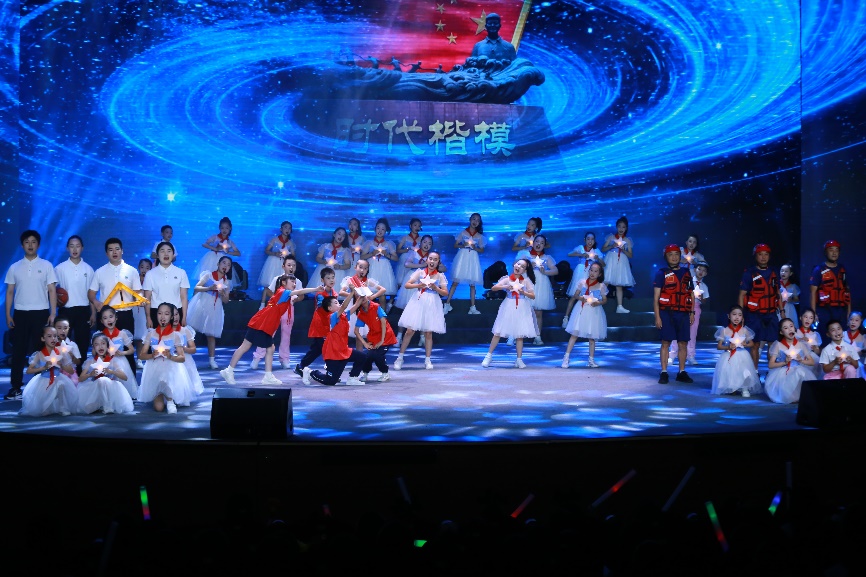 育才红旭小学节目《仰望星空》。张源摄