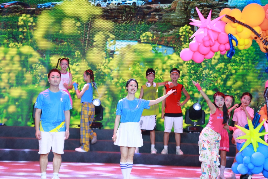钰鑫小学节目《一起跑》。张源摄