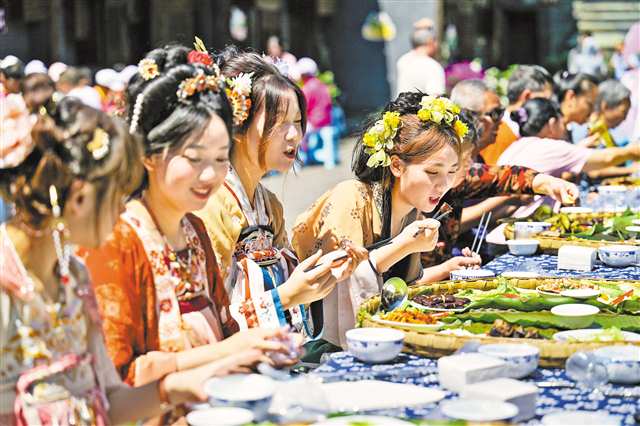5月29日，綦江東溪古鎮，身著漢服的女孩們品嘗長桌簸箕宴。記者 張春曉 攝/視覺重慶