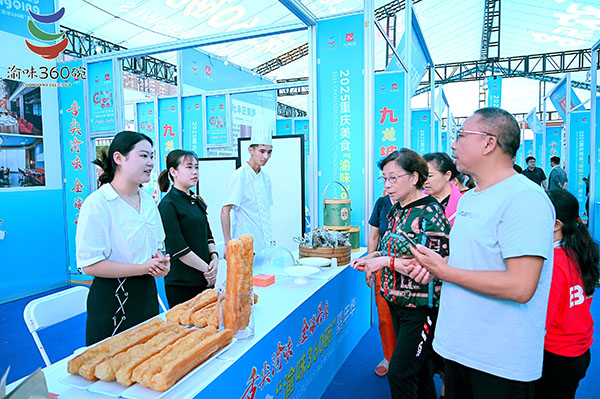 市民在活动现场品尝、购买美食。活动主办方供图