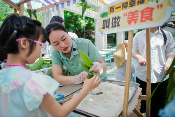 市民游客体验包粽子。主办方供图