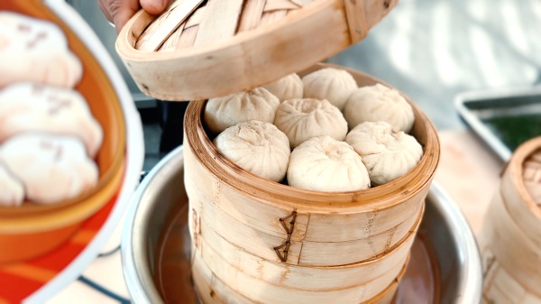 “渝味360碗”商家展区陈列的特色美食。主办方供图