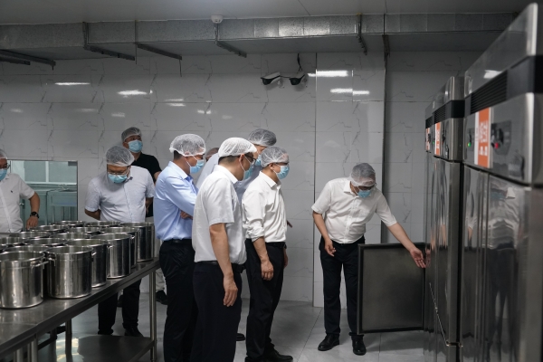 江北区“两代表一委员”深入学校开展校园膳食经费管理及食品安全问题调研。江北区委宣传部供图