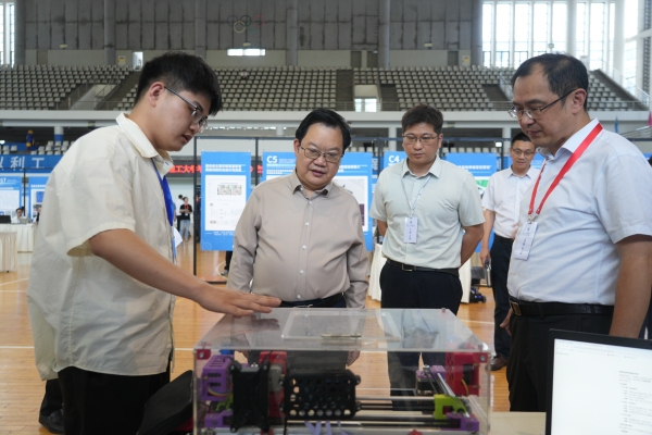 学生现场展示自己的作品。重庆理工大学供图