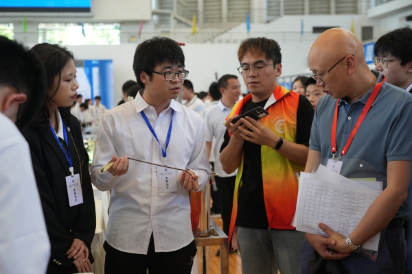 学生接受校企专家联合评审。重庆理工大学供图
