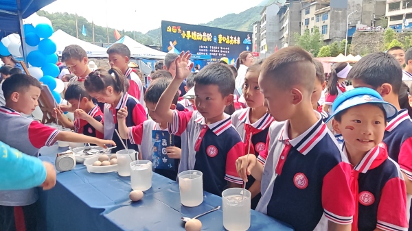學生體驗鹽水浮雞蛋小實驗。校方供圖