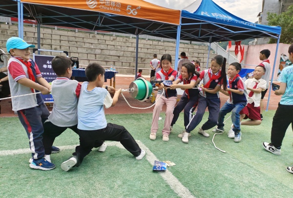 學生體驗馬德堡半球實驗。校方供圖