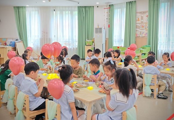 系列活动：自助餐。北碚区椿山幼儿园供图