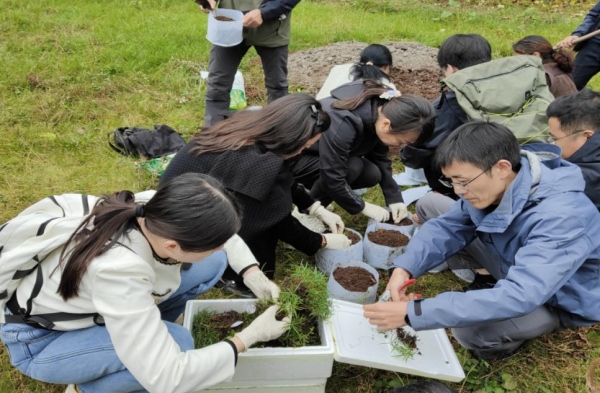 研究所工作掠影。重庆市药物种植研究所供图
