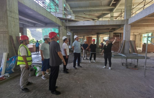 研究所领导班子现场协调解决改扩建项目有关问题。重庆市药物种植研究所供图