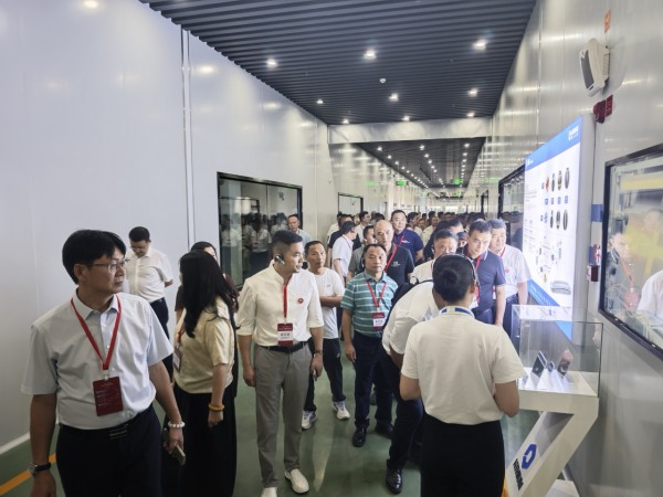 进行企业考察。铜梁区委宣传部供图