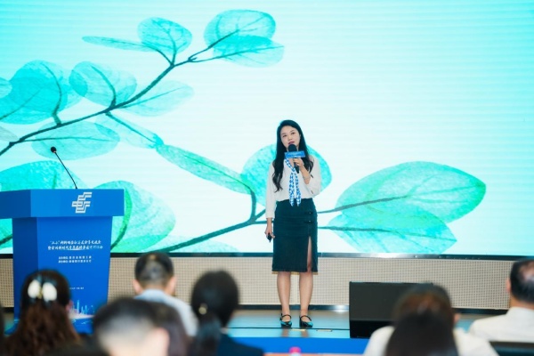 全国新时代青年先锋代表，重庆市卫生健康委重要发展处副处长、团委书记张琪开展宣讲。邮储银行重庆分行供图