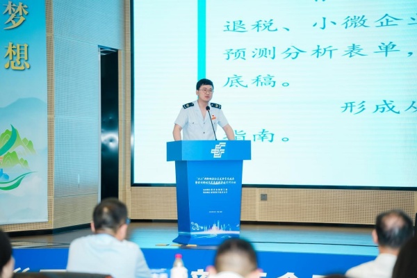 全国新时代青年先锋代表、重庆市税务局第三税务分局数据管理科副科长冉童心开展宣讲。邮储银行重庆分行供图