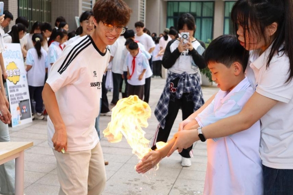 “小小化学家们”在大学里欢度“六一”
