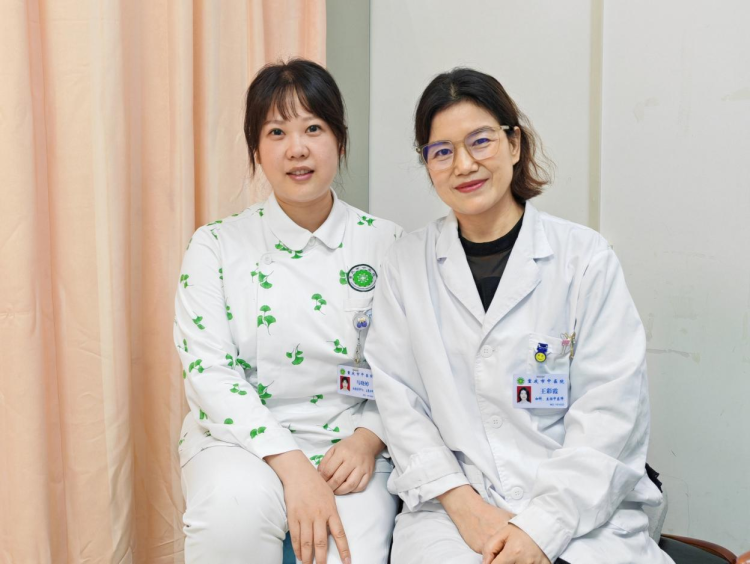 王彩霞与马晓婷。重庆市中医院供图