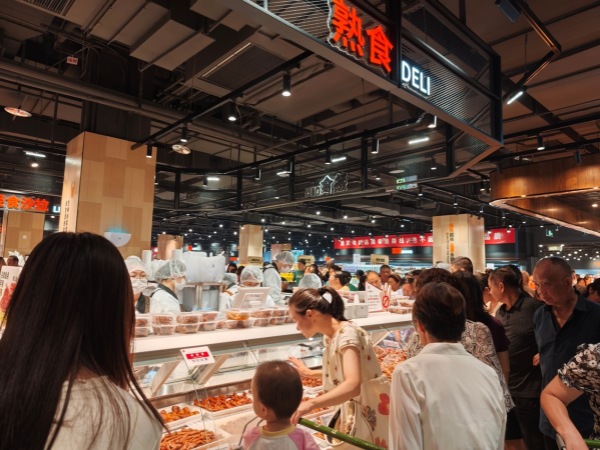 市民選購商品。永輝超市供圖