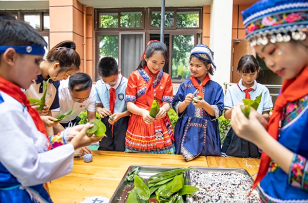 各民族學生一起包五色粽，共度端午佳節。劉紀湄攝