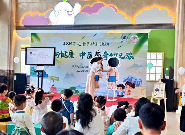 孩子们正在学习常见穴位知识。施懿摄