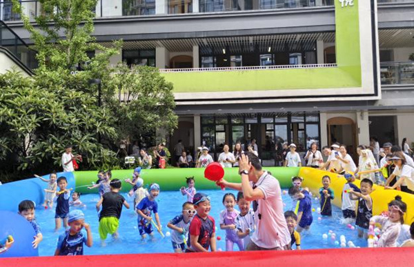 孩子们在室外玩水。悦来幼儿园供图