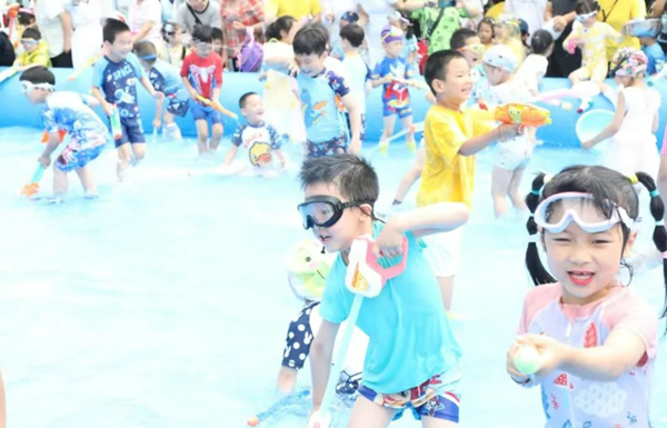孩子们一起打水仗。重庆师范大学附属幼儿园供图