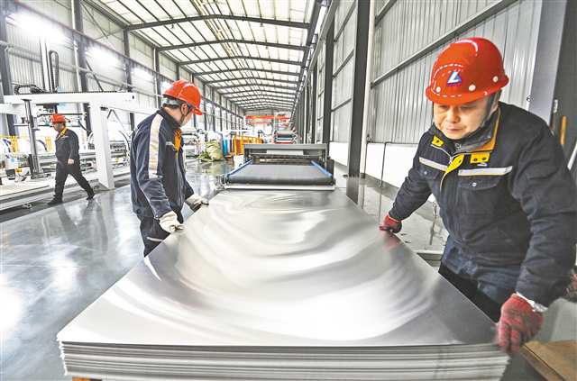 位于九龙坡区的重庆市西南铝实业有限公司车间，工人在加紧生产绿色环保的铝家居产品。（资料图片）记者 郑宇 摄/视觉重庆