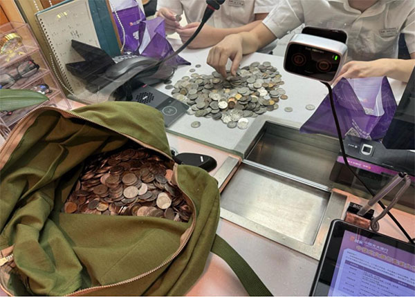 硬币清理中。光大银行重庆分行供图