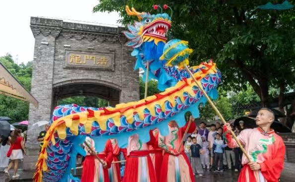 现场文化活动。龙门浩老街供图