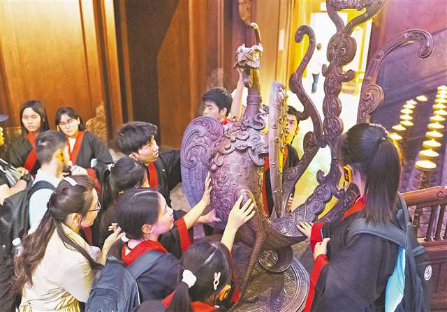 5月31日，山东省曲阜市尼山圣境，视障学生通过触摸感受中华优秀传统文化。