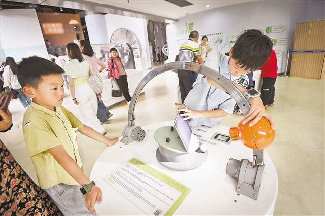 6月1日，重庆科技馆，孩子们体验感受各种科技项目实验展示。记者 郑宇 摄/视觉重庆