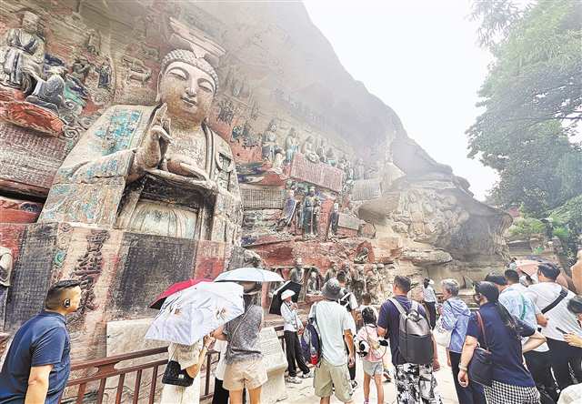 大足区宝顶山石刻景区，游客在游览参观。（资料图片）记者 罗伟 摄/视觉重庆