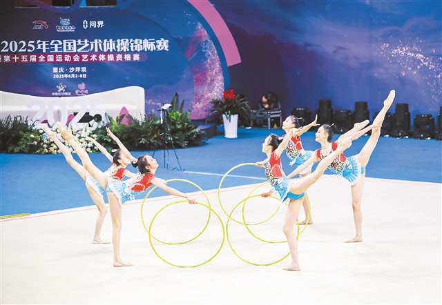 六月二日，重庆大学虎溪校区体育中心，二〇二五年全国艺术体操锦标赛暨第十五届全国运动会艺术体操资格赛青年组选手正在进行比赛。通讯员 郭晋 摄\视觉重庆