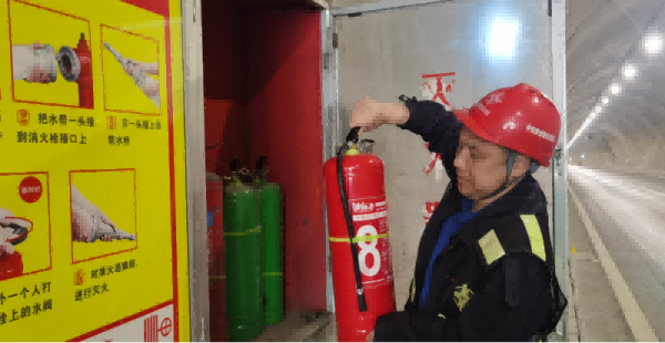 工作人員在中交隧道檢查滅火器。企業供圖